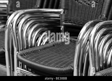 Stapelbare StuhlenStapelbare Stühle außerhalb eines Cafés Stockfoto