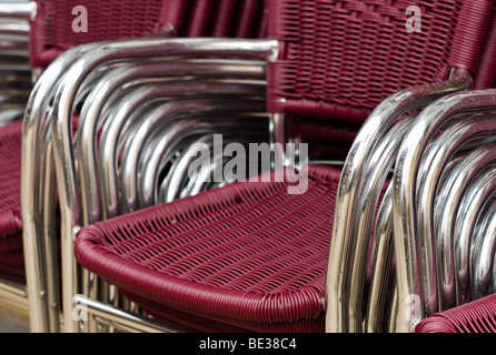 Stapelbare StuhlenStapelbare Stühle außerhalb eines Cafés Stockfoto