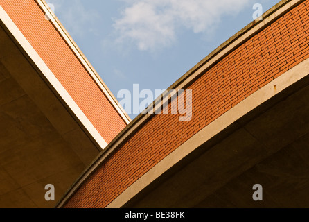 Ziegel-Gehwege von unten gesehen Stockfoto