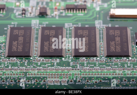 Makro-Ansicht eines Mainboards zeigen die Firmengruppe der Schaltung. Stockfoto