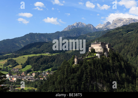 Festung Hohenwerfen Fortress, Werfen, in der Rückseite Mt. Hochkönig, Pongau, Land Salzburg, Salzburg, Österreich, Europa Stockfoto