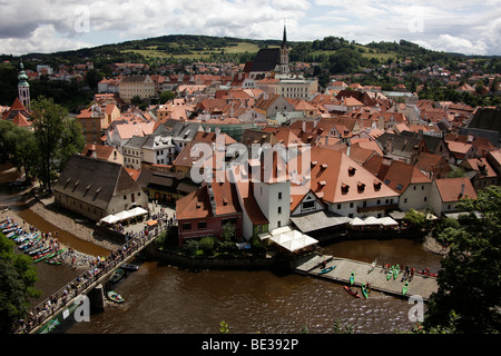 Blick von der Burg auf der Vltava (Moldau) und historischen Zentrum von Český Krumlov, Tschechische Republik, Europa Stockfoto