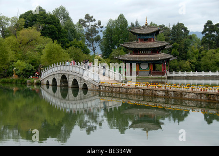 Brücke und Pagode spiegelt sich in der Black Dragon Pool, Lijiang, UNESCO-Weltkulturerbe, Provinz Yunnan, Volksrepublik o Stockfoto