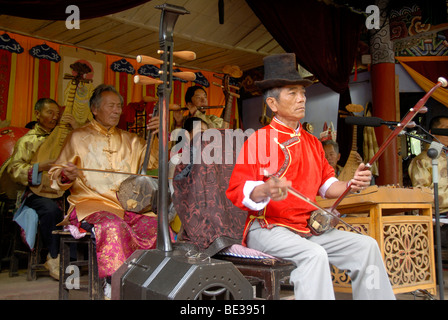 Naxi Musik, Halloween, Musiker Musizieren an ein Konzert, Lijiang, UNESCO Welt Erbe Website, Provinz Yunnan, Volksrepublik R Stockfoto