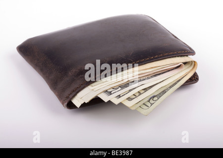 Alte Tasche Geldbörse abgenutzt und voller Geld. Stockfoto