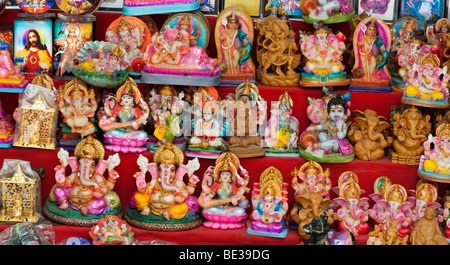 Indische religiöse Statuen und Bilder auf einem Marktstand. Indien Stockfoto