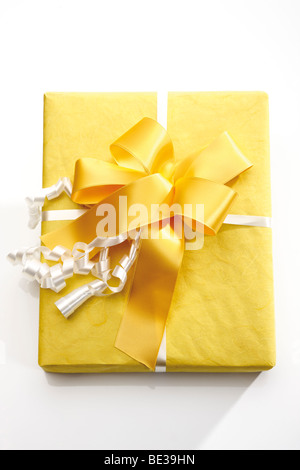 Geschenkbox mit einer gelben Schleife Stockfoto