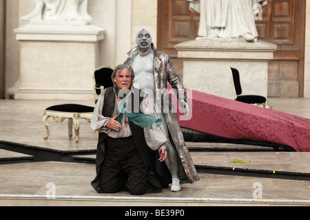 Jedermann, jedermann, spielen 2009, gespielt von Peter Simonischek mit Ben Becker als Tod von Hugo von Hofmannsthal, Salzburg Festiv Stockfoto