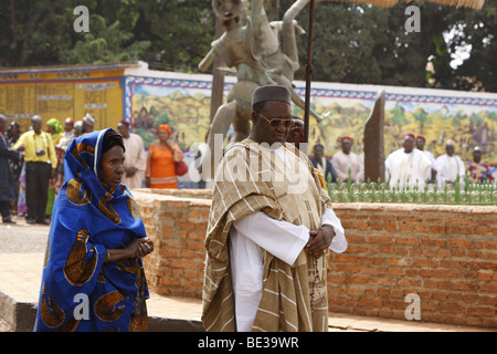 Sultan Ibrahim Mbombo Njoya vor der Palast des Sultans, hält ein Publikum, Foumban, Kamerun, Afrika Stockfoto