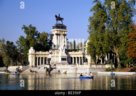 Kolonnade und Reiter Statue des Denkmals von Alfonso XII, Glorieta De La Sardana auf Estanque, Ruderbooten auf dem See in der Stockfoto