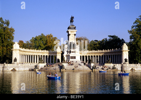 Kolonnade und Reiter Statue des Denkmals von Alfonso XII, Glorieta De La Sardana auf Estanque, Ruderbooten auf dem See in der Stockfoto