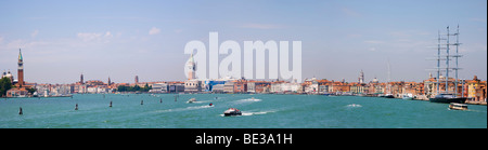 Panorama von Venedig vom Canale di San Marco mit den Türmen der Kirche San Giorgio Maggiore und dem Campanile von San Marco, Venic Stockfoto