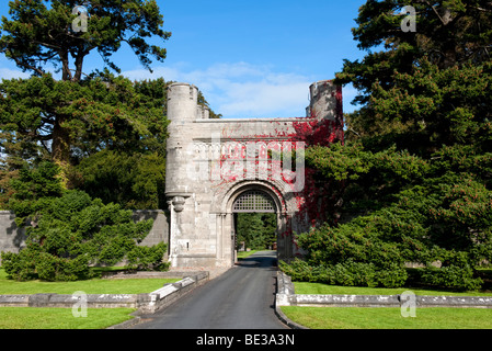 Der Eingang zum Landgut Penrhyn Castle in der Nähe von Bangor in Nordwales fotografiert von öffentlichen Straßen Stockfoto