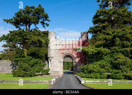 Der Eingang zum Landgut Penrhyn Castle in der Nähe von Bangor in Nordwales fotografiert von öffentlichen Straßen Stockfoto