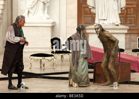 Jedermann, jedermann, 2009, von Peter Simonischek mit Elisabeth Rath gespielt, wie gute Werke und Peter Jordan als Teufel, spielen von H Stockfoto