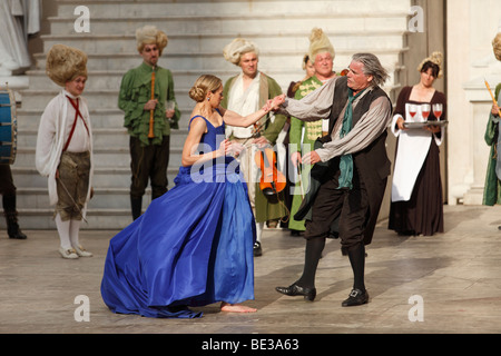 Jedermann, jedermann, 2009, von Peter Simonischek mit Sophie von Kessel gespielt, wie Everyman, Buhlschaft, spielen von Hugo von Hofmann Stockfoto