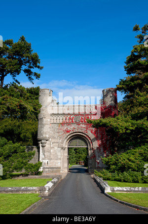 Der Eingang zum Landgut Penrhyn Castle in der Nähe von Bangor in Nordwales fotografiert von öffentlichen Straßen Stockfoto