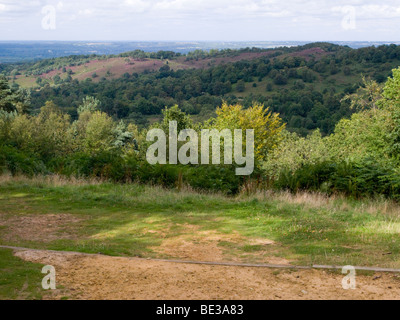 Ein Blick über den Teufel Punchbowl mit einem Wanderweg im Vordergrund. Hindhead. Surrey. VEREINIGTES KÖNIGREICH. Stockfoto