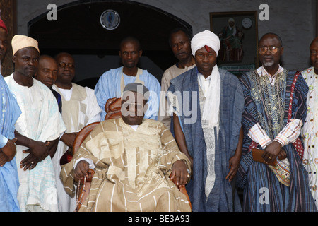Sultan Ibrahim Mbombo Njoya, vor dem Palast des Sultans, Publikum mit dem Sultan, Foumban, Kamerun, Afrika Stockfoto