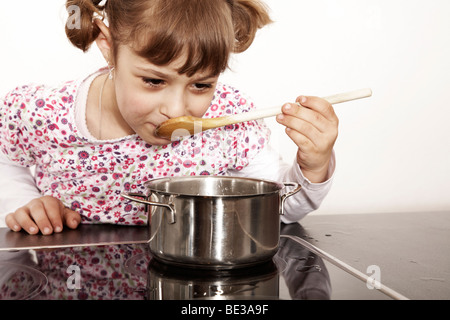 Sechs-jährigen Mädchen spielen in der Küche Stockfoto