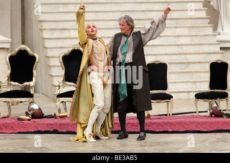 Jedermann, jedermann, spielen 2009, gespielt von Peter Simonischek mit Gabriel Raab als Mammon, von Hugo von Hofmannsthal, Salzburg Fes Stockfoto