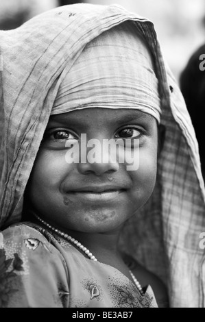 Glückliche junge indische Straße Mädchen Porträt Stockfoto