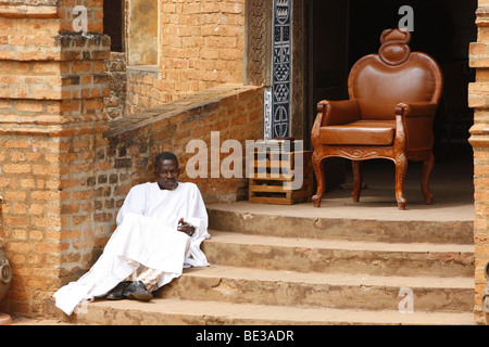 Vor der Palast des Sultans man wartet auf eine Audienz bei dem Sultan, Foumban, Kamerun, Afrika Stockfoto