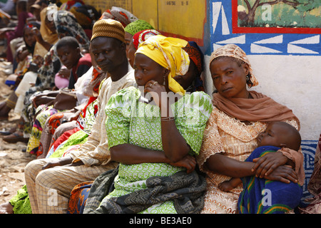 Frauen vor der Palast des Sultans, warten auf Publikum mit dem Sultan, Foumban, Kamerun, Afrika Stockfoto