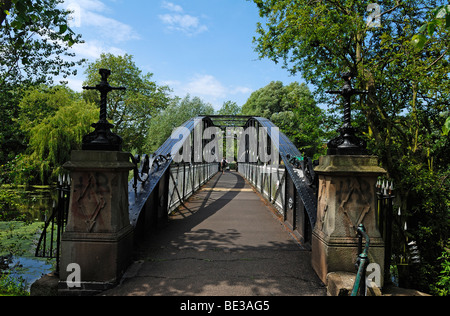 Andresey-Brücke, eine eiserne Brücke über den River Trent 1884 erbaut, im Park von Burton Upon Trent, Staffordshire, England, E Stockfoto