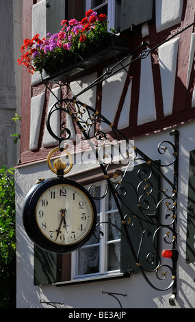 Uhr in Form einer Taschenuhr auf einem Fachwerkhaus, Biberach ein der Riss, Baden-Württemberg, Deutschland, Europa Stockfoto