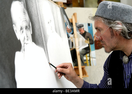 Der Maler Heribert Elzer arbeiten auf einem Porträt in seinem Atelier in Andernach, Rheinland-Pfalz, Deutschland, Europa Stockfoto