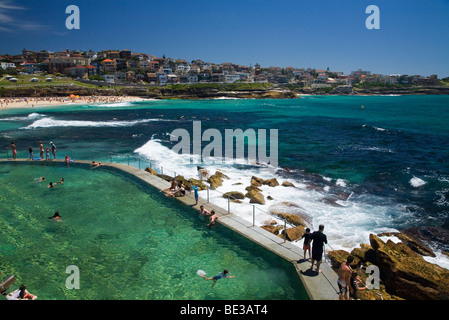 Die Bronte-Bäder - ein beliebte Ozean gefüllt Swimming Pool am Bronte Beach. Sydney, New South Wales, Australien Stockfoto