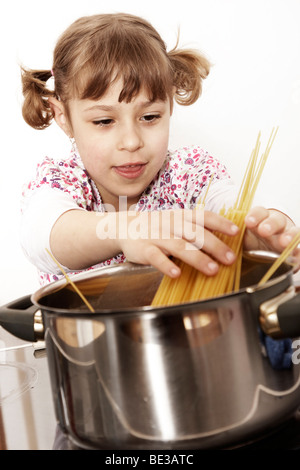 Sechs-jährigen Mädchen spielen in der Küche Stockfoto