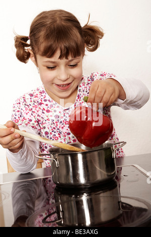 Sechs-jährigen Mädchen spielen in der Küche Stockfoto