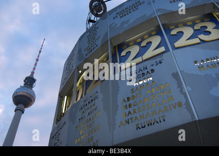 Fernsehturm Fernsehturm und Weltzeituhr World clock, Alexanderplatz Platz, Mitte, Berlin, Deutschland, Europa Stockfoto