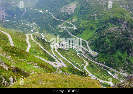 Blick auf den Grimselpass Passstraße, Süd auf der linken Seite und den Furkapass verlaufen direkt, in der Mitte des Dorfes Gletsch, Kanton V Stockfoto