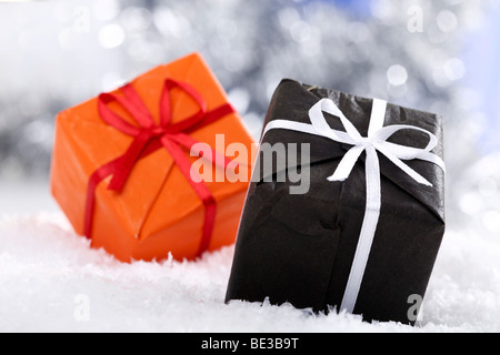 Geschenke auf Schnee Stockfoto