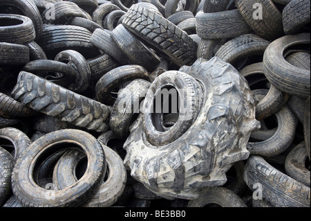 Altreifen werden geschreddert, Ersatzbrennstoff für die Zementherstellung, Rohrendorf Zement Werke, Bayern, Deutschland Stockfoto