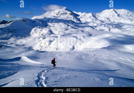 Schneeschuh-Wanderer vor Monte Sella de Sennes, 2787 m Sennes alpinen Weiden, Naturpark Fanes-Senes-Prags, Dolomiten, Sout Stockfoto