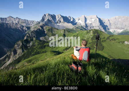 Bergsteiger vor dem Karwendelgebirge, Nord-Tirol, Österreich, Europa Stockfoto