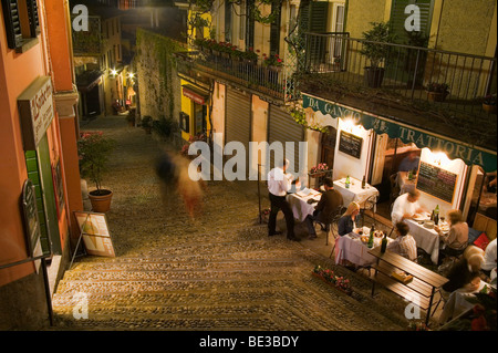 Kunden genießen Sie das Abendessen in einem Café im Freien in Bellagio, Italien. Stockfoto