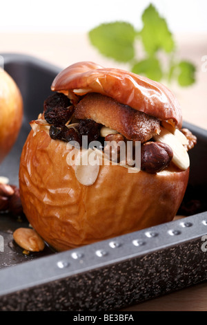 Bratapfel mit Marzipan, Rosinen und Nüssen, in einem hohen Backblech Stockfoto