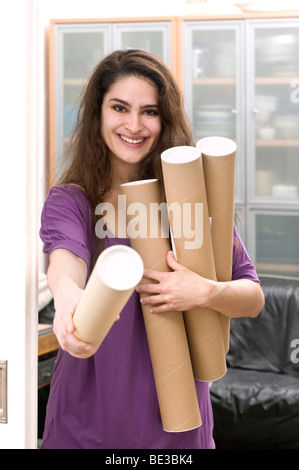 Mädchen hält Pappe rollt Stockfoto