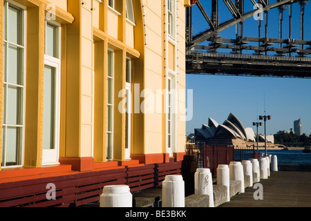 Blick entlang der Lavendel Bay Promenade, das Opera House und Harbour Bridge. Sydney, New South Wales, Australien Stockfoto