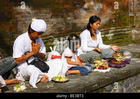 Familie zu beten, an einer heiligen Quelle Tirta Empul nahe Tampak Zeugung im Morgenlicht, Bali, Republik Indonesien, Südostasien Stockfoto