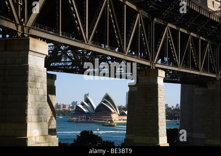 Das Opernhaus ist eingerahmt von den Pylonen der Harbour Bridge. Sydney, New South Wales, Australien Stockfoto