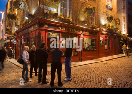 Pub "The Temple Bar" in der Unterhaltung Bezirk Temple Bar, Dublin, County Dublin, Leinster, Irland, Europa Stockfoto