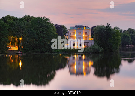 Villa am Krugkoppel in der Abenddämmerung, Krugkoppelbruecke Brücke, Außenalster, Alster, Hamburg, Deutschland, Europa Stockfoto