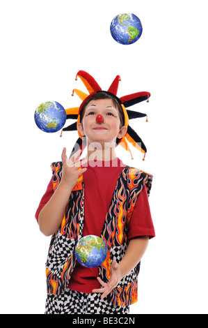 Junge Clown joggling mit Planetenerde isoliert auf weiss Stockfoto