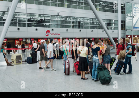 Fahrgäste vor dem Check-in-Schalter von Airberlin, Flughafen Düsseldorf International, North Rhine-Westphalia, Deutschland, E Stockfoto